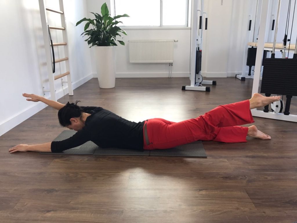 Как улучшить осанку, потому что мы почти все виноваты в сутулости Как улучшить осанку, потому что мы почти все виноваты в сутулости